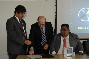 Na ocasião, foi assinado o Edital Público de chamamento para seleção de cem projetos de entidades sociais