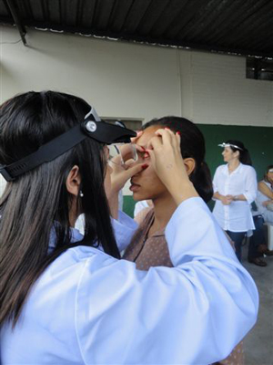 A visão é responsável por 80% dos conhecimentos adquiridos, portanto, diretamente ligada ao desenvolvimento escolar, social e profissional.