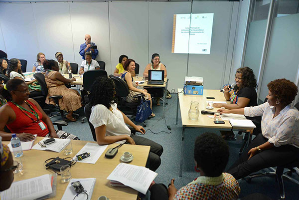 Secretária Macaé Evaristo se reuniu com representantes de comunidades quilombolas. Crédito: Carlos Alberto