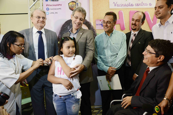 Nicole Alessandra, de 9 anos, tomou a primeira dose da vacina contra o HPV - Crédito: Carlos Alberto