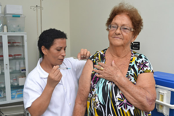 A dona de casa Maria Raimunda fez questão de se vacinar logo cedo. Crédito: Roberto Bertozi