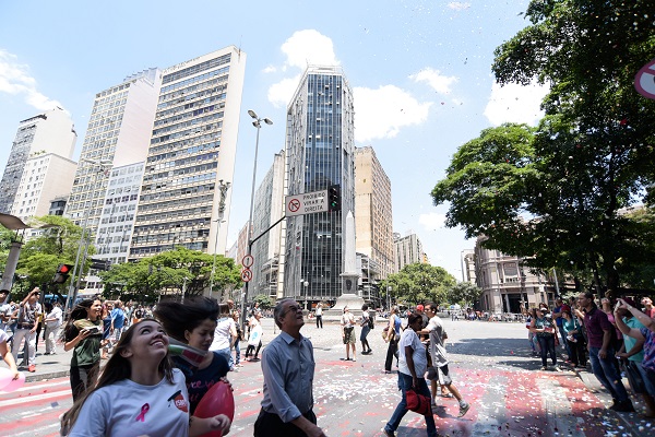 Chuva de pétalas de rosas encantou as pessoas que passaram no local. Créditos: Marcus Ferreira