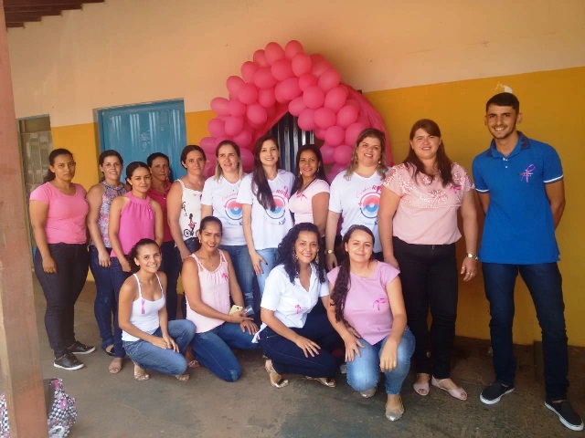 Profissionais de saúde da ESF e Nasf da SMS do município de Mamonas, pertencente à Regional de Saúde de Montes Claros, convidaram as mulheres do município, para se reunirem, em outubro de 2018, para ouvirem palestras sobre a importância da prevenção do câncer de mama e colo uterino. | Arquivo da SMS de Mamonas