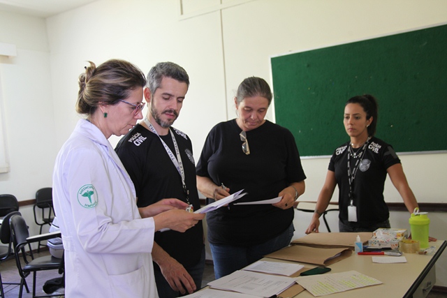A médica infectologista Lucinéia Carvalhais, do Hospital Eduardo de Menezes (Fhemig), ao lado do médico-legista e superintendente de Polícia Técnico-Científica da Polícia Civil de MG, Thales Bittencourt | Alexandra Marques