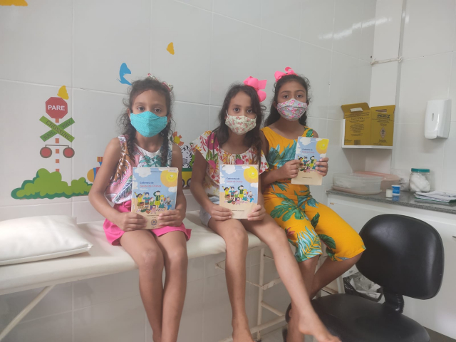 Crianças de São Francisco do Glória exibem cartão de vacina atualizado no Dia D