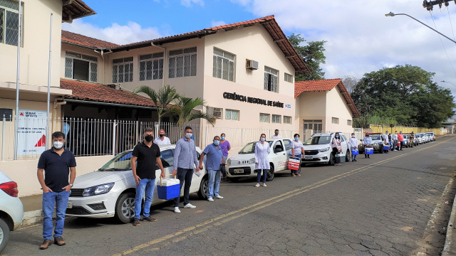 Técnicos e motoristas das Secretarias Municipais de Saúde da URS Ubá no momento da saída da comitiva escoltada pela PMMG, em março