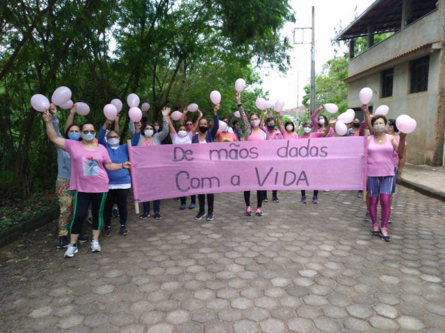 Em Ubá (MG), caminhada guiada com o título “De mãos dadas pela Vida”, durante a campanha do Outubro Rosa
