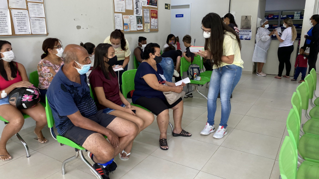 Estudantes de medicina da UNIFAGOC distribuem ficha de investigação de Tuberculose e Hanseníase em Ubá - Foto: Keila Lima