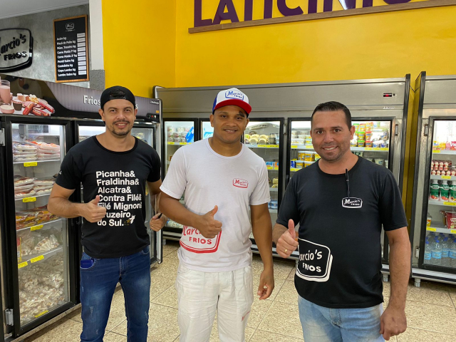 Edenilson, atendente de caixa em Ubá, (à direita), junto aos colegas de trabalho no primeiro dia de desobrigação do uso de máscara - Foto: Keila Lima