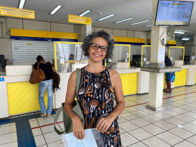 Márcia Regina sem máscara, pela primeira vez em dois anos, na agência dos Correios em Ubá - Foto: Keila Lima