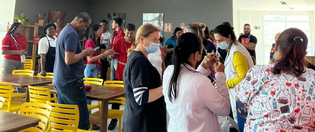 Ação extramuro de intensificação de vacina da meningite C realizada em uma das indústrias de Extrema - Foto: SMS Extrema