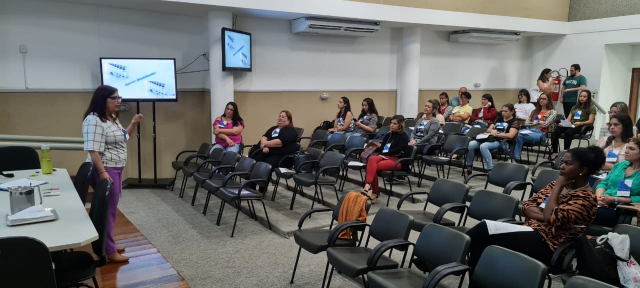 Enfermeiros e técnicos em enfermagem de 34 municípios da SRS Juiz de Fora, durante aula teórica - Foto: Marcella Victer