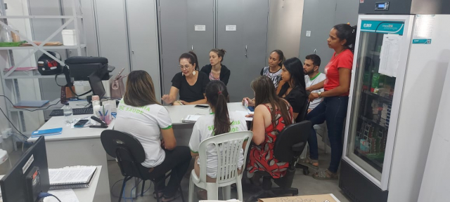 Equipe da Farmácia Municipal de Visconde do Rio Branco recebendo capacitação para executar o PDCEAF - Foto: Divulgação