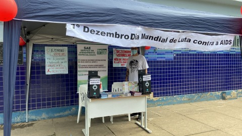 Em Ubá, um stand montado em frente a políclínica Regional chamava os passantes para conversa sobre infecções sexualmente transmissíveis / Crédito: Divulgação