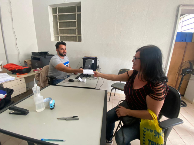 Maria de Fatima durante atendimento na Farmácia Popular de Ervália - Foto: Divulgação SMS Ervália
