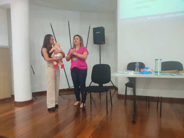 A enfermeira Iara Campos se voluntariou para a demonstração de como deve ser realizada a coleta de sangue para o teste do pezinho