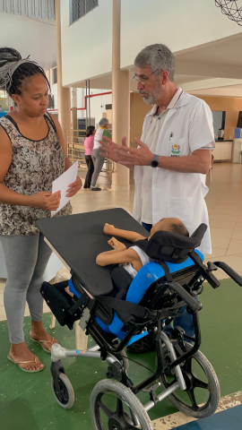 Kátia, mãe de Luiz Felipe, recebendo a cadeira e instruções - Foto: Eduardo Medeirso - GRS Unaí