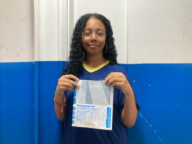 Dafne Gabriele Carvalho exibe cartão de vacinas em dia
