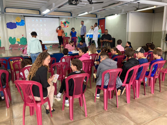 Referência técnica regional de Imunização conversa com alunos que aguardam para ser vacinados