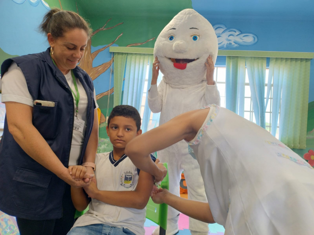Alunos são vacinados e ganham certificado de coragem