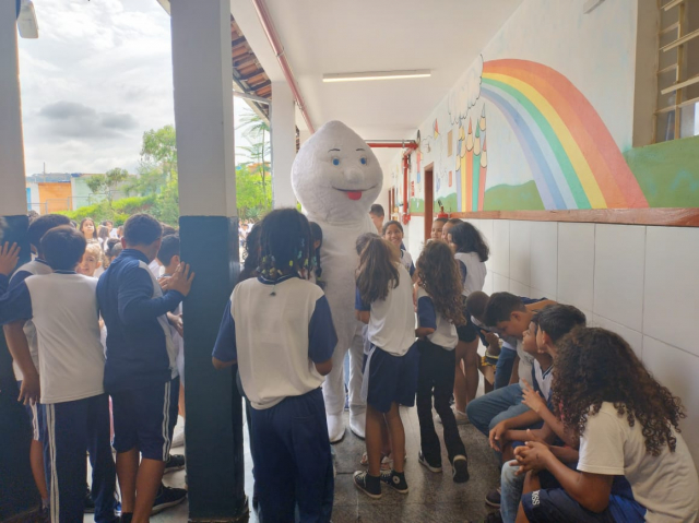 Alunos puderam atualizar seus cartões de vacinação durante a campanha realizada dentro da escola
