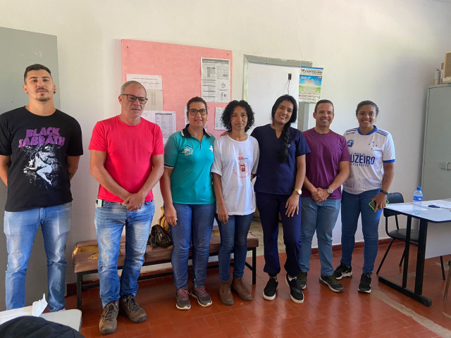 Agentes de Combate a Endemias de Carmésia e equipe técnica da GRS Itabira 