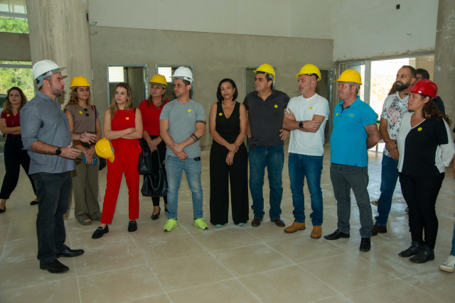 Secretário de Infraestrutura e Mobilidade, Pedro Bruno, e e secretária adjunta de Saúde vistoriam o reinício das obras do hospital em Divinópolis