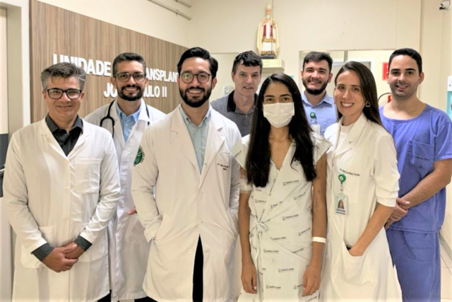 Equipe médica da Santa Casa de Montes Claros com a paciente, Karine Stefane Brito