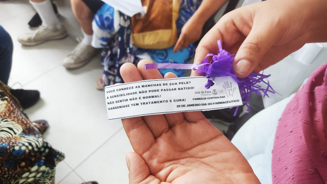 Na palestra, os pacientes receberam bala com mensagem destacando o dia do farmacêutico