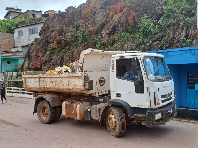 Açao de retiradas de materiais em utilização em Diamantina