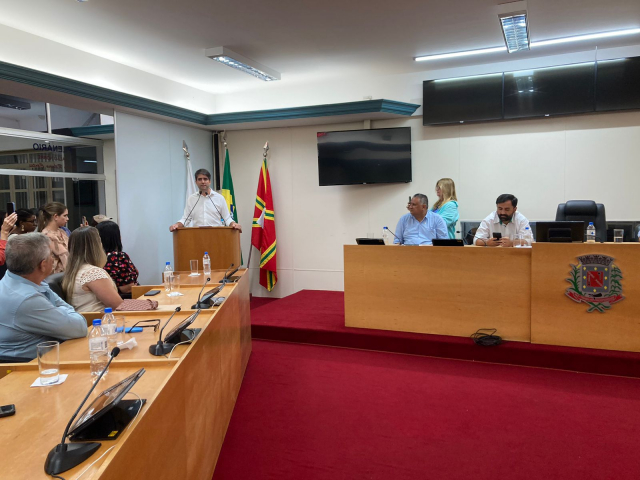 14.03.2024 - Frutal - Secretário Fábio Bacchereti em reunião na Câmara Municipal de Frutal - crédito Sara Braga