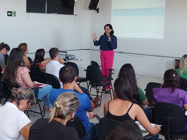 A referência técnica em saúde do trabalhador, Guatabi de Oliveira, durante uma das reuniões com equipes do Cerest e municípios