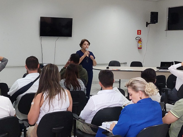 A superintendente Kátia Gonçalves falando na abertura da reunião