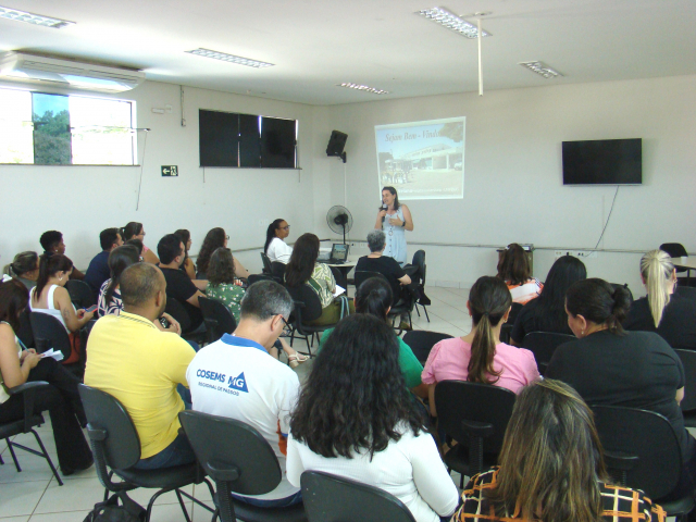 Equipe técnica de reabilitação auditiva e visual ministra capacitação na SRS Passos