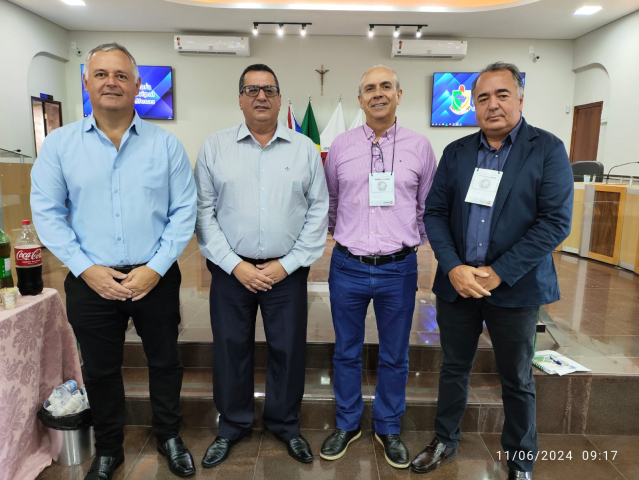 Da esquerda para a direita, Lúcio Alvim, vice-presidente do Cosems-MG; Edivaldo Filho, presidente do Cosems-MG; João Tadeu Silva, superintendente Regional de Saúde e Alfenas, e Ademir Coutinho, presidente do Cosems-Regional de Alfenas