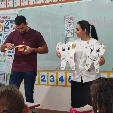 Profissionais ensinam sobre higiene oral em escola rural de Cássia