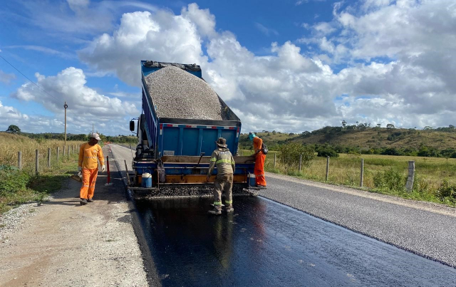 Obra de pavimentação da MGC-418 em Nanuque, também conhecida como Rodovia do Boi