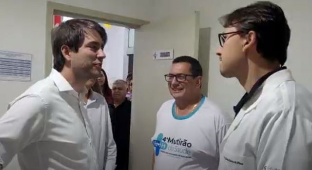 Secretário de Estado de Saúde conversa com um dos médicos do mutir~~ao de Saúde em Berizal - Foto: Antônio Cotta