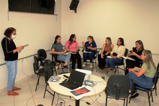 Sueli Veloso (em pé) coordenando atividade de grupo