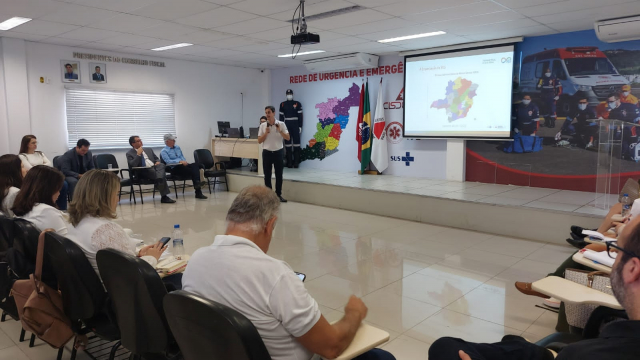 Superintendente Renan Guimarães apresentando o funcionamento da macrorregião de Saúde Sudeste