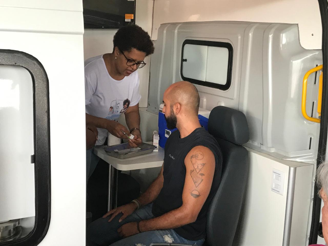 O servidor Guilherme Pereira Araújo se prevenindo contra hepatite B, difteria e tétano