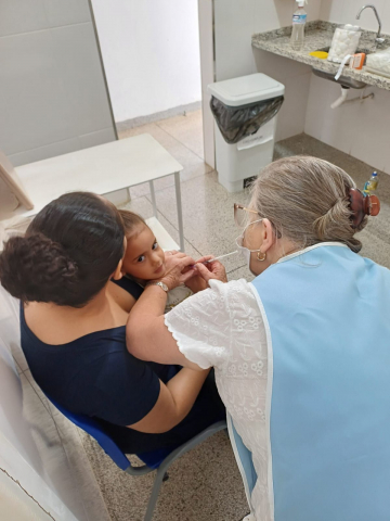 Mãe leva a filha para atualização do cartão de vacinas em Monte Santo de Minas