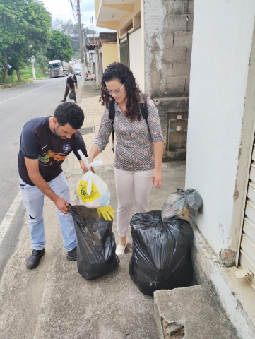 Moradora de Mercês auxilia no mutirão de limpeza contra o Aedes - Foto: GRS Ubá