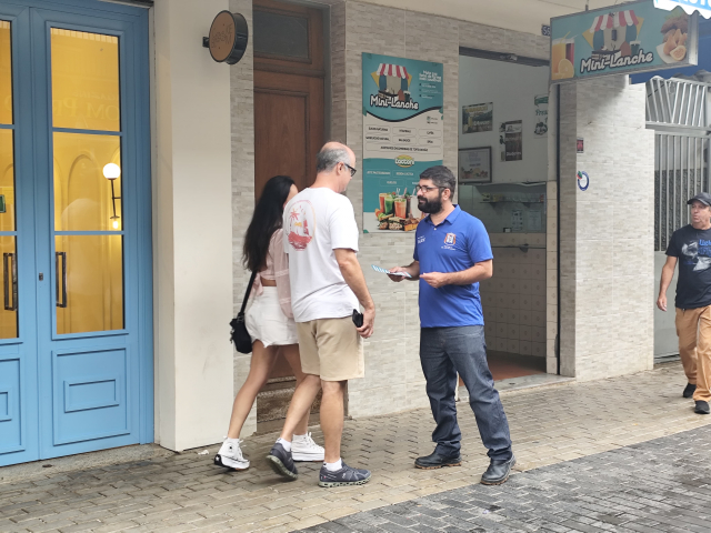 Em São João Nepomuceno alguns servidores abordaram os cidadãos alertando para a importância de se prevenir - Foto: SRS Juiz de Fora