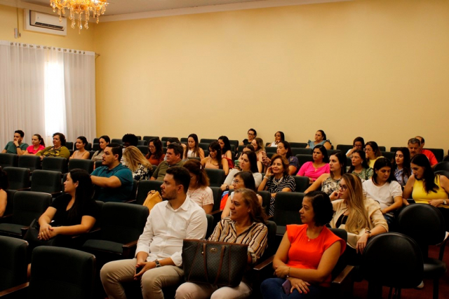 Os profissionais de saúde bucal dos municípios participaram do seminário