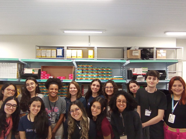 Estudantes de Farmácia da PUC visitam a Farmácia de Minas de Belo Horizonte