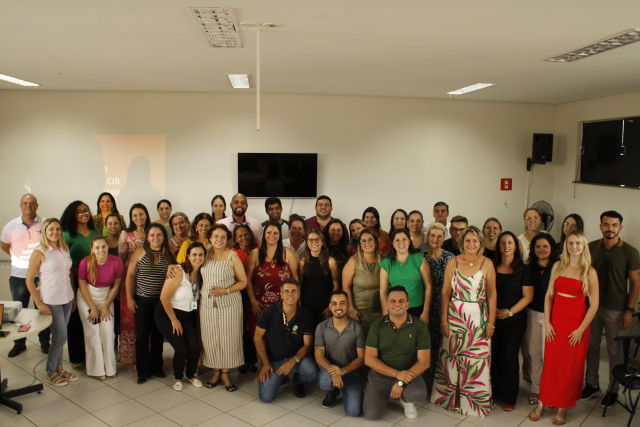 A equipe da SRS Passos, gestores e assessores municipais após a entrega dos certificados