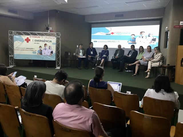 Mesa de abertura do III Fórum de Urgência e Emergência e Simulado de Incidente de Múltiplas Vítimas da UFU