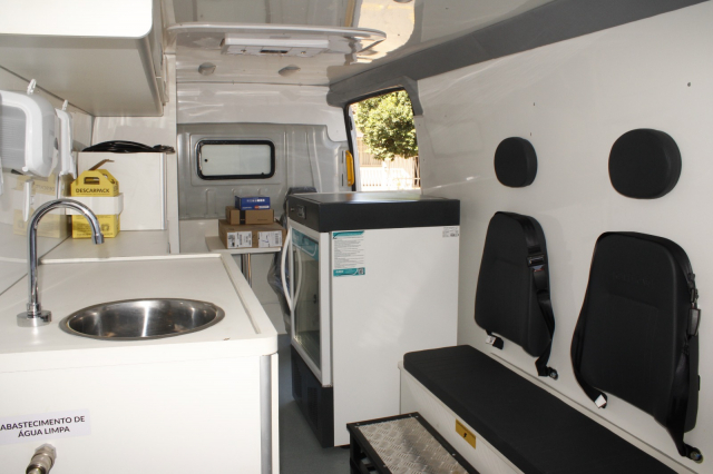 O vacimóvel é equipado para funcionar como uma sala de vacina itinerante
