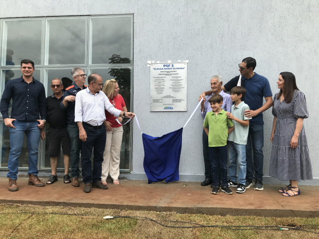 Descerramento da placa na inauguração da UBS Araporã
